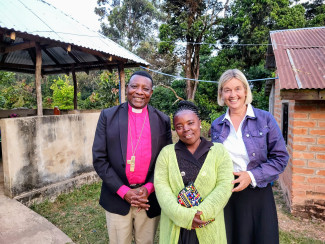 Bischof und beide Dekaninnen in TansaniaBischof Wilson Sanga aus Makete, Dekanin Edwina Mwihavagila aus Tandala und Dekanin Doris Sperber-Hartmann aus Augsburg in Tandala bei der Begegnung im August 2025